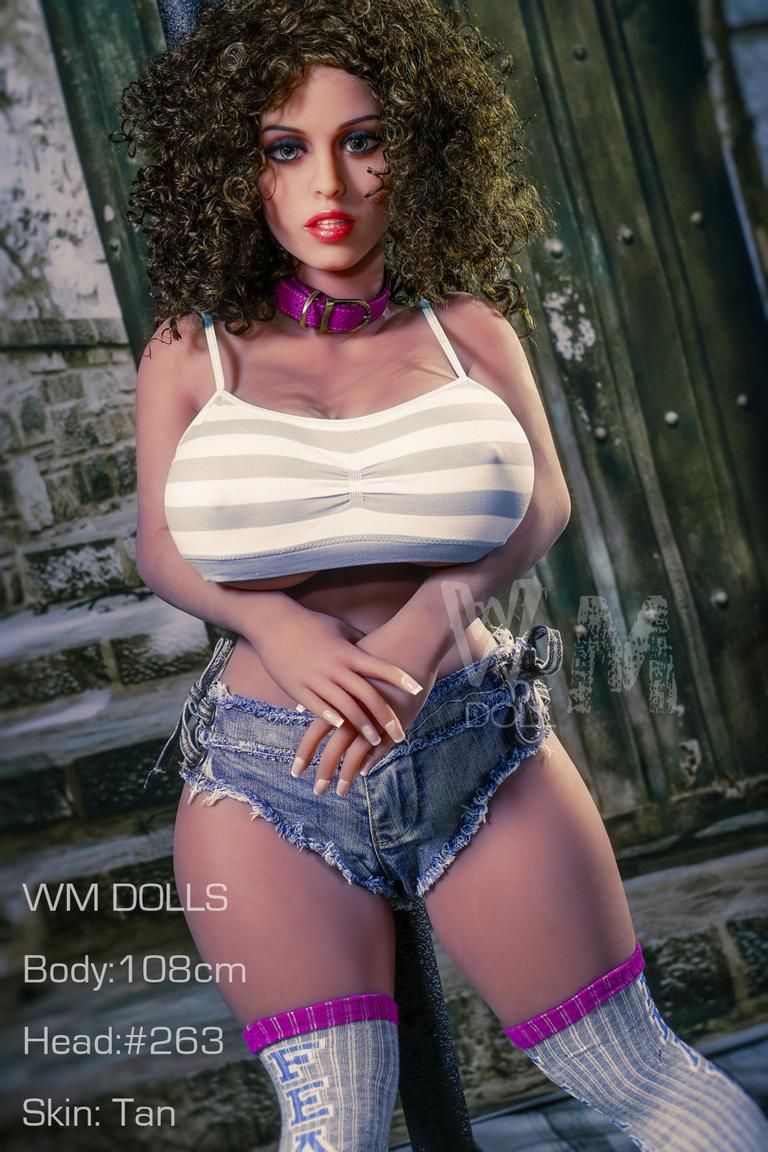 Sexdoll Neele Premium TPE-Sexpuppe Neele Hände überkreutzt