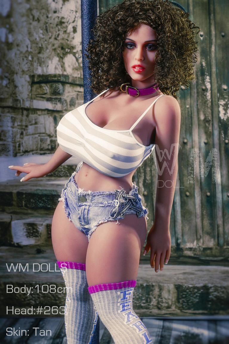 Sexdoll Neele Premium TPE-Sexpuppe Neele posierend
