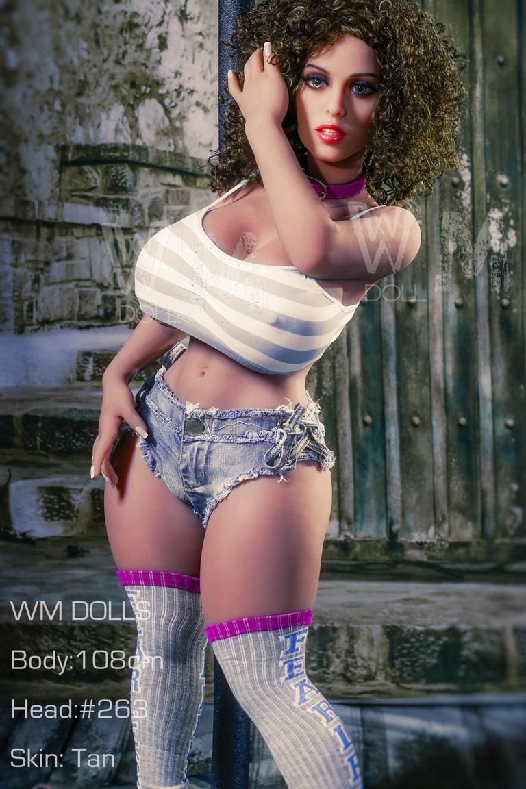 Sexdoll Neele Premium TPE-Sexpuppe Neele rechte Hand im Haar