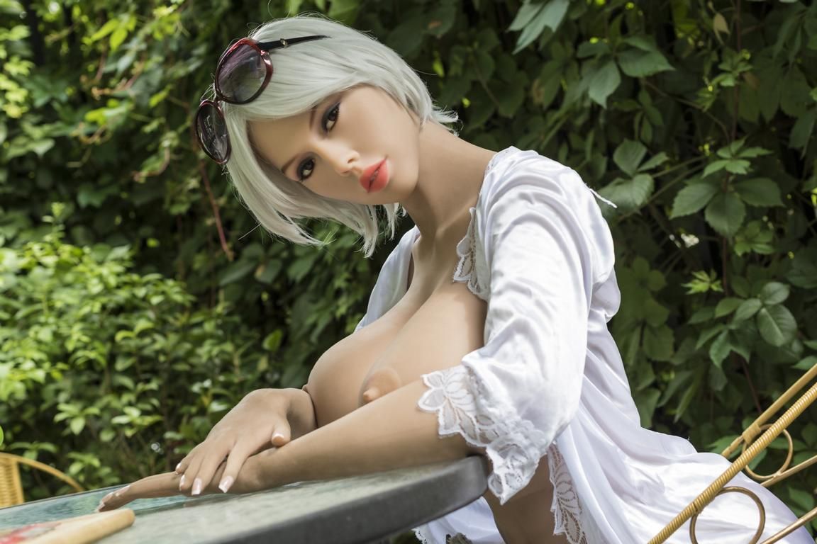 Masturbator Valentina Masturbator Valentina aus Silikon mit großen Brüsten auf einem Gartenstuhl